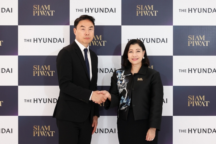 20일(현지 시각) 오전, 태국 방콕 시암 피왓 빌딩에서 정지영 현대백화점 사장(사진 왼쪽), 차다팁 추투라쿨 시암 피왓 그룹 총괄 CEO(사진 오른쪽)가 MOU 체결 후 기념 촬영을 하고 있다. 사진=현대백화점