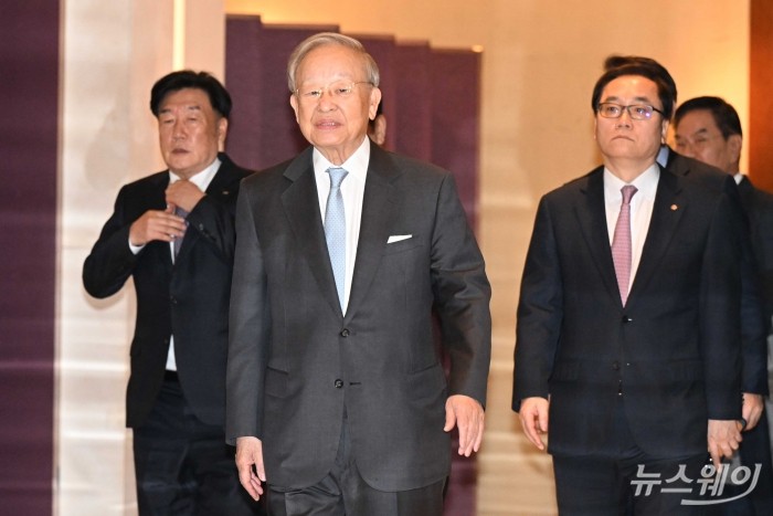 (중앙)손경식 한국경영자총협회 회장을 비롯한 참석자들이 21일 오전 서울 중구 웨스틴조선호텔에서 열린 경총 제190회 이사회 및 제55회 정기총회에 참석하기 위해 총회장으로 이동하고 있다. 사진=강민석 기자 kms@newsway.co.kr