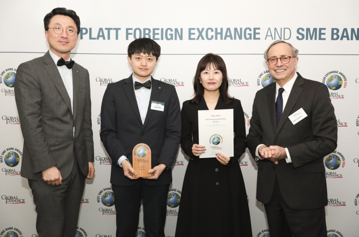 신경연 하나은행 런던지점 팀장(가장 왼쪽)과 하나은행 직원들이 조셉 히라푸토 (Joseph D. Giarraputo) 글로벌파이낸스지 발행인 겸 대표(가장 오른쪽)와 시상식에서 기념 촬영을 하고 있다. 사진=하나은행 제공