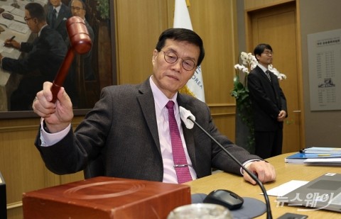 한은, 올해 경제 성장률 2.1%···소비자물가 상승률 2.6%