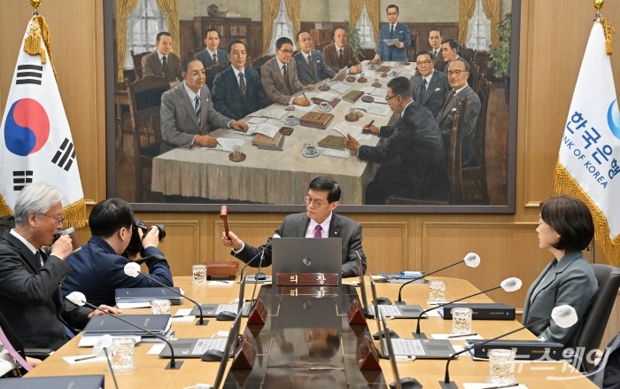 이창용 한국은행 총재가 22일 오전 서울 중구 한국은행에서 열린 금융통화위원회 통화정책방향 결정회의에서 의사봉을 두드리고 있다. 사진=이수길 기자 Leo2004@newsway.co.kr