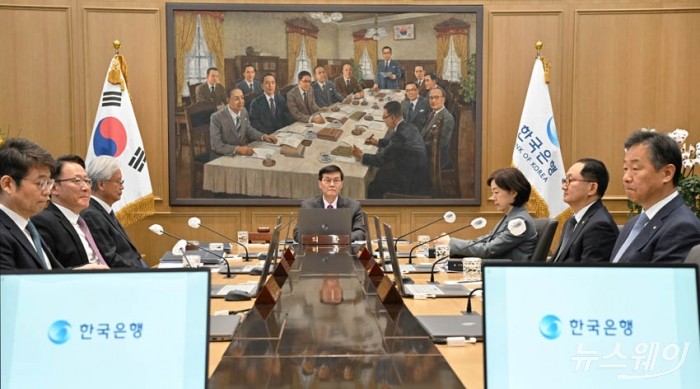 이창용 한국은행 총재가 22일 오전 서울 중구 한국은행에서 열린 금융통화위원회 통화정책 방향 결정 회의를 주재하고 있다. 사진=이수길 기자 Leo2004@newsway.co.kr