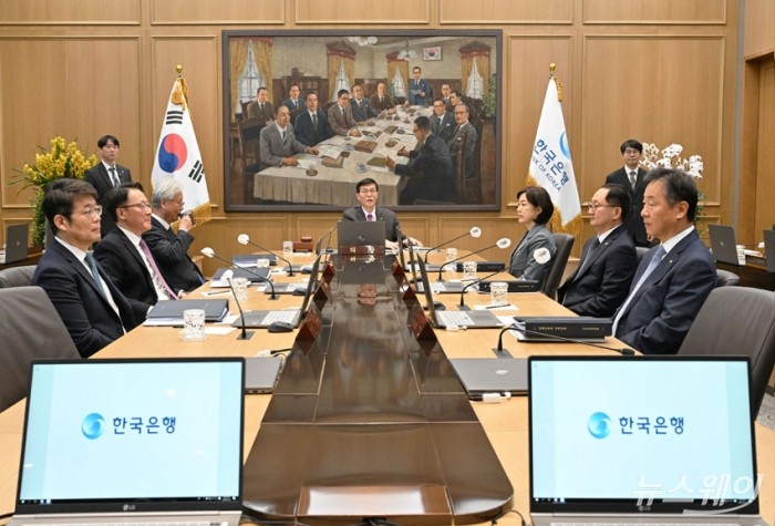 이창용 한국은행 총재가 22일 오전 서울 중구 한국은행에서 열린 금융통화위원회 통화정책 방향 결정 회의를 주재하고 있다. 사진=이수길 기자 Leo2004@newsway.co.kr