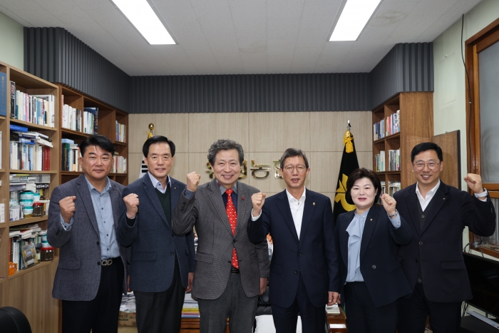 윤해진 NH농협생명 대표가 지난 21일 농협생명 대전총국과 유성농협을 방문했다. 사진=NH농협생명 제공