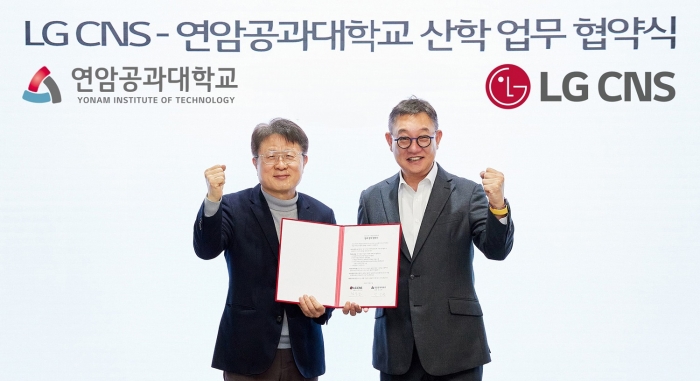 현신균 LG CNS 대표이사(오른쪽)와 안승권 연암공과대학교 총장이 기념촬영하는 모습. 사진=LG CNS 제공