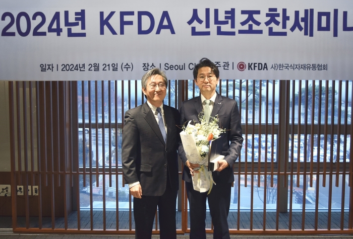 21일 열린 한국식자재유통협회 신년 세미나에서 정문목 동원홈푸드 대표(오른쪽)가 2023년 농림축산식품부 장관 표창을 받고 양송화 한국식자재유통협회장(왼쪽)과 기념 촬영을 하고 있다. 자료=동원홈푸드 제공