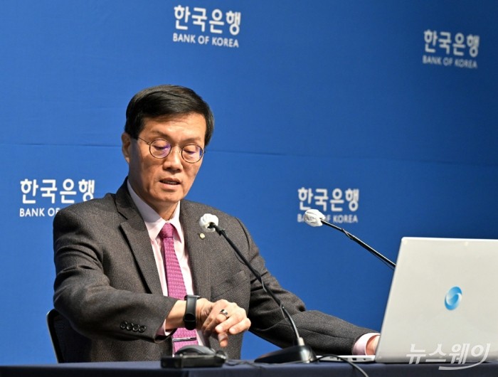 이창용 한국은행 총재가 22일 오전 서울 중구 한국은행에서 열린 금융통화위원회 통화정책방향 기자간담회 시작을 앞두고 시간을 확인하고 있다. 사진=이수길 기자 Leo2004@newsway.co.kr