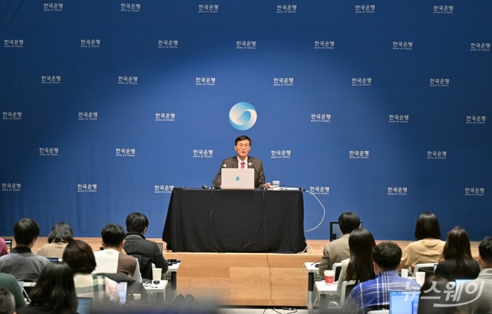 이창용 한국은행 총재가 22일 오전 서울 중구 한국은행에서 열린 금융통화위원회 통화정책방향 기자간담회에서 취재진의 질문에 답하고 있다. 사진=이수길 기자 Leo2004@newsway.co.kr