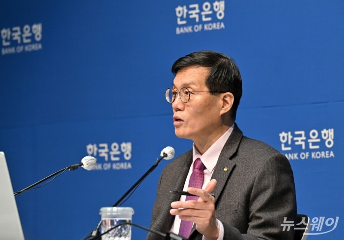 이창용 한국은행 총재가 22일 오전 서울 중구 한국은행에서 열린 금융통화위원회 통화정책방향 기자간담회에서 기준금리 동결 배경과 향후 전망에 대해 설명하고 있다. 사진=이수길 기자 Leo2004@newsway.co.kr
