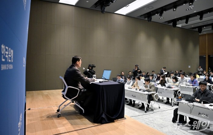 이창용 한국은행 총재가 22일 오전 서울 중구 한국은행에서 열린 금융통화위원회 통화정책방향 기자간담회에서 취재진의 질문에 답하고 있다. 사진=이수길 기자 Leo2004@newsway.co.kr