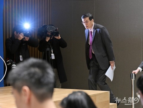 한은, 성장률·물가상승률 전망 유지···"안정까지는 울퉁불퉁 험난"(종합)