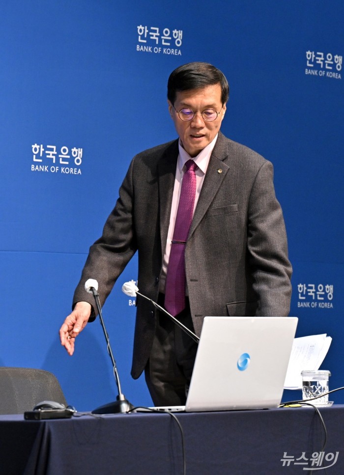 이창용 한국은행 총재가 22일 오전 서울 중구 한국은행에서 열린 금융통화위원회 통화정책방향 기자간담회에 참석하고있다. 사진=이수길 기자 Leo2004@newsway.co.kr