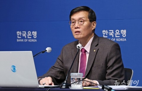 이창용 한은 총재 "상반기 내 금리 인하 어렵다···논의 시기상조"