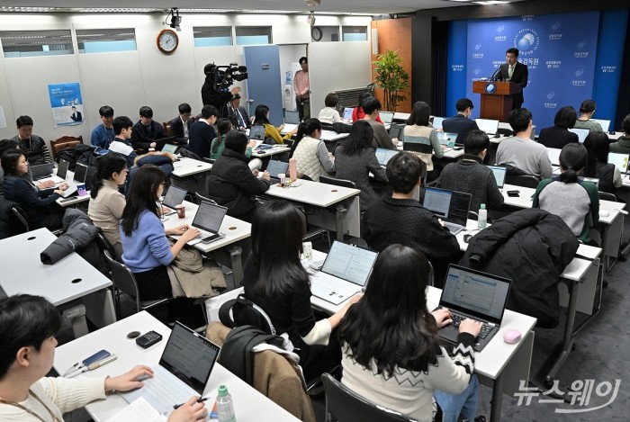 김병칠 금융감독원 전략감독 부문 부원장보가 22일 오후 서울 여의도 금감원 브리핑룸에서 23년 9월말 기준 금융회사 해외 부동산 대체투자 현황 관련 브리핑을 하고있다. 사진=이수길 기자 Leo2004@newsway.co.kr