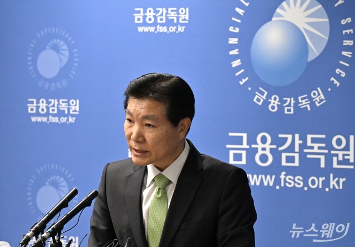 김병칠 금융감독원 전략감독 부문 부원장보가 22일 오후 서울 여의도 금감원 브리핑룸에서 23년 9월말 기준 금융회사 해외 부동산 대체투자 현황 관련 브리핑을 하고있다. 사진=이수길 기자 Leo2004@newsway.co.kr