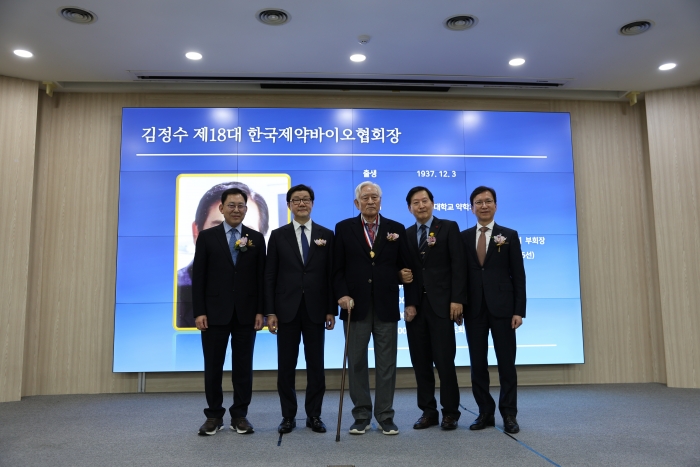 제5회 약업대상 시상식 장면. 왼쪽부터 최광훈 대한약사회장, 노연홍 한국제약바이오협회장, 김정수 전 보건사회부 장관, 박호영 한국의약품유통협회장, 윤성태 한국제약바이오협회 이사장. 사진=제약바이오협회 제공