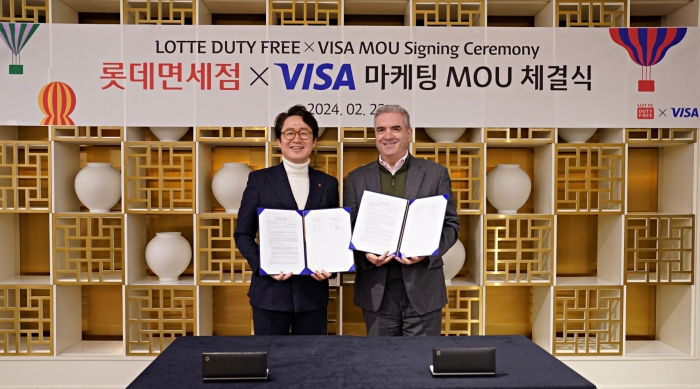 롯데면세점과 비자가 22일 오후 서울 중구 롯데면세점 명동본점에서 마케팅 협업을 위한 업무협약을 체결했다. 사진은 김주남 롯데면세점 대표이사(왼쪽)와 패트릭 스토리 비자코리아 사장(오른쪽)이 MOU를 마치고 기념사진을 촬영하는 모습. 사진=롯데면세점 제공