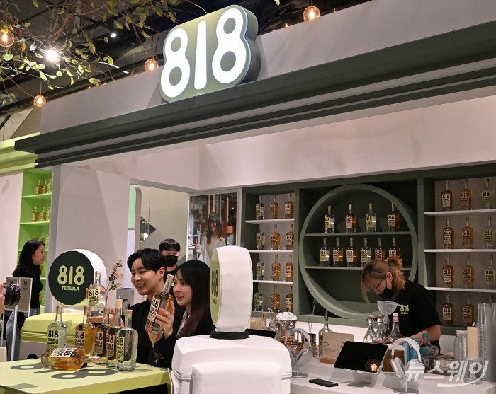 서울 여의도 더현대 서울 메인 행사장에 마련된 '818 데킬라' 국내 론칭을 기념 팝업 스토어 <br />
사진=이수길 기자 Leo2004@newsway.co.kr