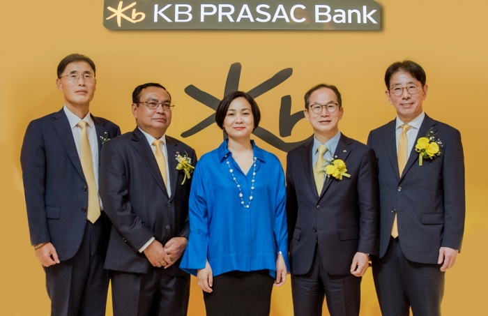 2월 23일 캄보디아 프놈펜 소재 소피텔 호텔에서 개최된 KB프라삭은행 그랜드 오프닝 행사에서 찌아 세레이 캄보디아 중앙은행 총재(중앙), 양종희 KB금융그룹 회장(우측 2번째), 이재근 KB국민은행장(우측 1번째), 옴쌈은 KB프라삭은행장(좌측 2번째), 김현종 KB프라삭은행 부행장(좌측 1번째)이 기념사진 촬영을 하고 있다. 사진=KB국민은행 제공
