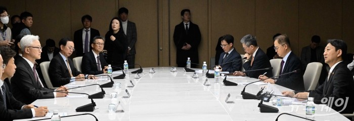 안덕근 산업통상자원부 장관이 26일 오전 서울 중구 대한상공회의소에서 열린 민관 반도체 전략 간담회에서 모두발언을 하고 있다. 사진=강민석 기자 kms@newsway.co.kr