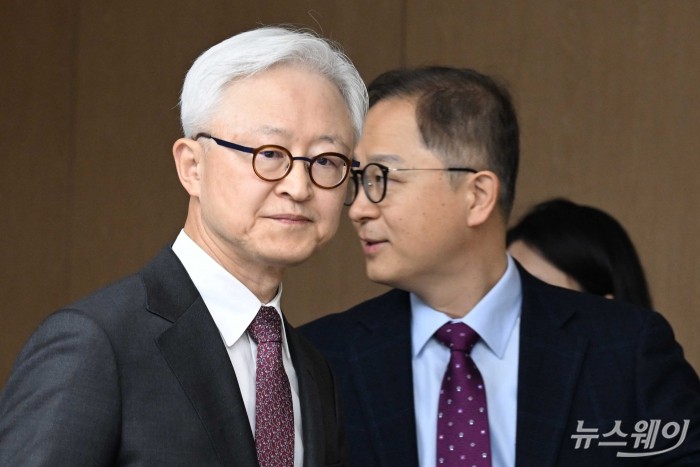 경계현 삼성전자 대표이사가 26일 오전 서울 중구 대한상공회의소에서 열린 민관 반도체 전략 간담회에 참석하기 위해 간담회장으로 이동하고 있다. 사진=강민석 기자 kms@newsway.co.kr
