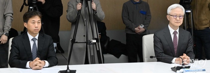 (왼쪽)곽노정 SK하이닉스 대표이사와 경계현 삼성전자 대표이사가 26일 오전 서울 중구 대한상공회의소에서 열린 민관 반도체 전략 간담회에 참석해 자리하고 있다. 사진=강민석 기자 kms@newsway.co.kr