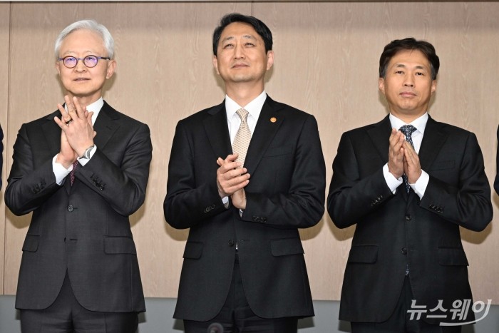 안덕근 산업통상자원부 장관을 비롯한 참석자들이 26일 오전 서울 중구 대한상공회의소에서 열린 민관 반도체 전략 간담회에서 기념촬영을 하고 있다. (왼쪽부터)경계현 삼성전자 대표이사, 안 장관, 곽노정 SK하이닉스 대표이사. 사진=강민석 기자 kms@newsway.co.kr