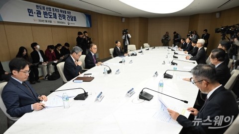 안덕근 장관, "정부와 반도체 기업 원팀···수출 1천200억 달러 달성하자"