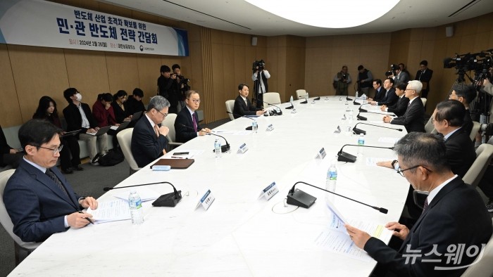 안덕근 산업통상자원부 장관이 26일 오전 서울 중구 대한상공회의소에서 열린 민관 반도체 전략 간담회에서 모두발언을 하고 있다. 사진=강민석 기자 kms@newsway.co.kr