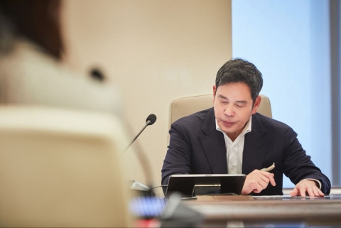 정용진, 회장 승진 후 첫 계열사 사장단 회의···"더 열심히 하겠다"