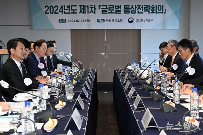 안덕근 산업통상자원부 장관이 26일 오후 서울 중구 롯데호텔에서 열린 2024년도 제1차 글로벌 통상전략회의에서 모두발언을 하고 있다. 사진=강민석 기자 kms@newsway.co.kr