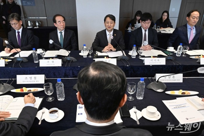 안덕근 산업통상자원부 장관이 26일 오후 서울 중구 롯데호텔에서 열린 2024년도 제1차 글로벌 통상전략회의에서 모두발언을 하고 있다. 사진=강민석 기자 kms@newsway.co.kr