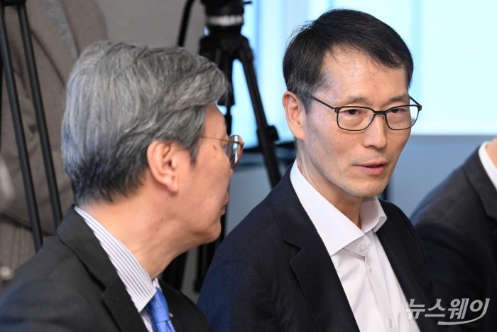 (오른쪽)강남훈 한국자동차모빌리티산업협회장과 김창범 한국경제인협회 부회장이 26일 오후 서울 중구 롯데호텔에서 열린 2024년도 제1차 글로벌 통상전략회의에서 대화를 하고 있다. 사진=강민석 기자 kms@newsway.co.kr