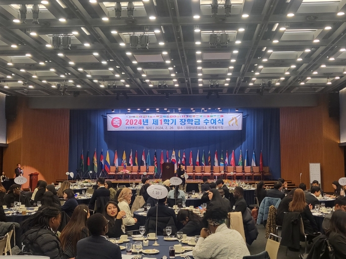 부영그룹 이중근 회장이 설립한 우정교육문화재단(이사장 이중근)은 국내 대학에 재학 중인 외국인 유학생들에게 장학금을 지급했다고 26일 밝혔다.