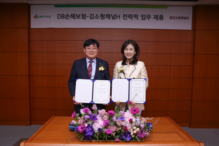지난 6일 서울시 강남구 DB금융센터에서 강경준 DB손해보험 부문장(왼쪽)과 김소형 채널에이치네트워크 대표가 업무협약을 맺고 기념촬영을 하고 있다. 사진=DB손해보험 제공