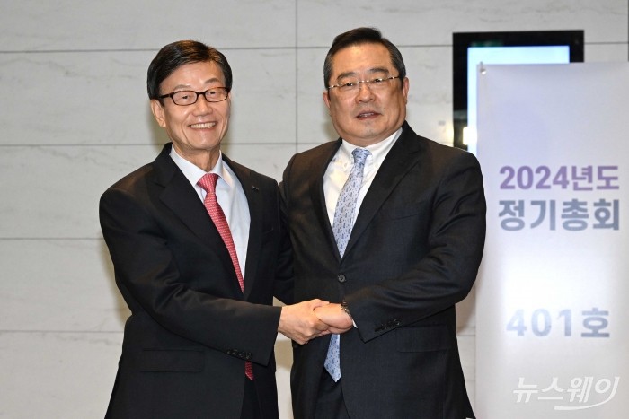 (왼쪽)윤진식 신임 한국무역협회장과 구자열 전임 한국무역협회 회장이 27일 오전 서울 강남구 코엑스에서 열린 2024년도 정기총회에서 악수를 하고 있다. 사진=강민석 기자 kms@newsway.co.kr