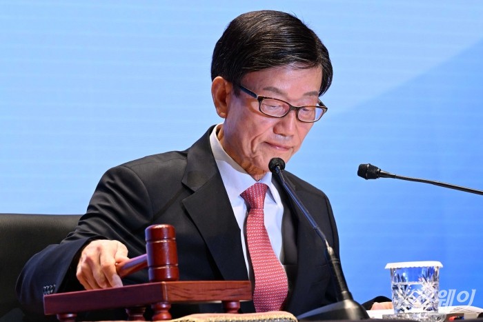 윤진식 신임 한국무역협회장이 27일 오전 서울 강남구 코엑스에서 열린 2024년도 정기총회에서 의사봉을 두드리고 있다. 사진=강민석 기자 kms@newsway.co.kr