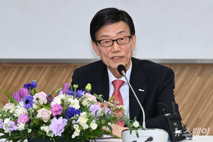 2024년도 정기총회를 마친 윤진식 신임 한국무역협회장이 27일 오전 서울 강남구 코엑스에 마련된 임시 기자실을 찾아 취재진의 질문에 답변하고 있다. 사진=강민석 기자 kms@newsway.co.kr