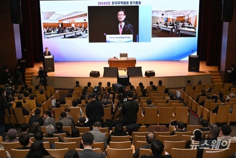 '경제관료 출신' 윤진식 무협 회장 취임..."韓 무역 활력 되찾겠다"