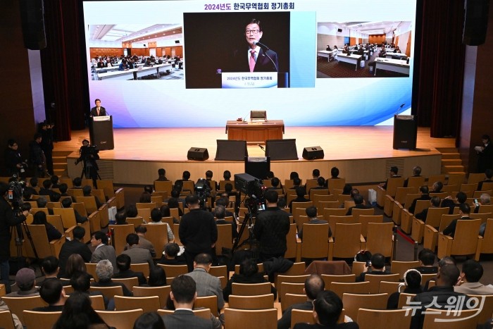 윤진식 신임 한국무역협회장이 27일 오전 서울 강남구 코엑스에서 열린 2024년도 정기총회에서 취임사를 하고 있다. 사진=강민석 기자 kms@newsway.co.kr