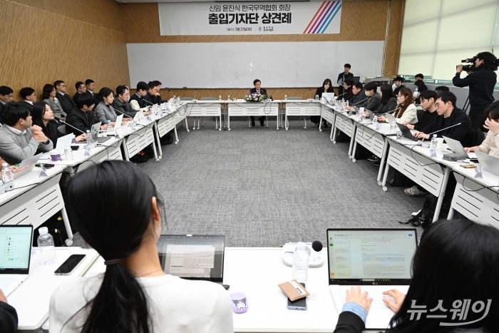 2024년도 정기총회를 마친 윤진식 신임 한국무역협회장이 27일 오전 서울 강남구 코엑스에 마련된 임시 기자실을 찾아 취재진의 질문에 답변하고 있다. 사진=강민석 기자 kms@newsway.co.kr