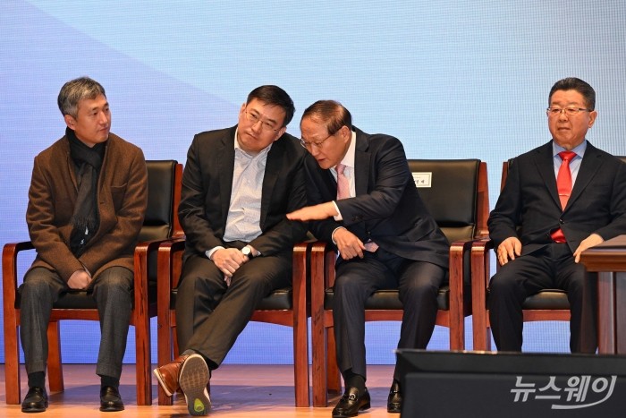 (왼쪽 두 번째)김남정 동원그룹 부회장과 (오른쪽 두 번째)최명배 엑시콘 대표가 27일 오전 서울 강남구 코엑스에서 열린 2024년도 정기총회에서 대화를 하고 있다. (왼쪽부터)성준호 스마일게이트홀딩스 대표, 김 동원그룹 부회장, 최 엑시콘 대표, 오석송 메타바이오메드 대표. 사진=강민석 기자 kms@newsway.co.kr