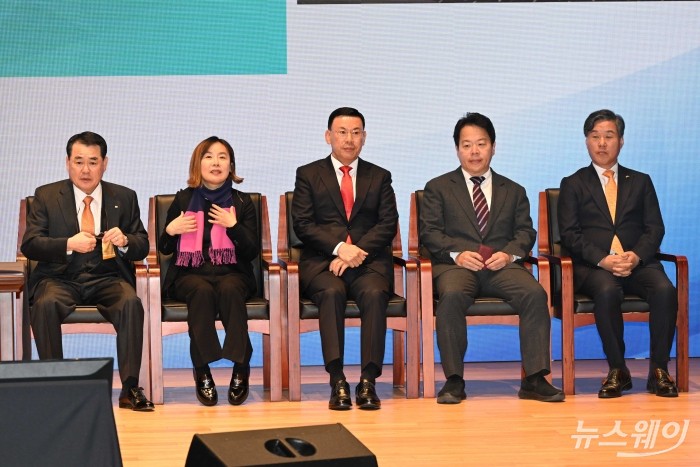 (왼쪽부터)구자용 E1 대표, 박혜린 옴니시스템 대표, 박주봉 대주·KC그룹 대표, 이동섭 일진그룹 대표, 김병관 부론떼훼밀리 대표가 27일 오전 서울 강남구 코엑스에서 열린 2024년도 정기총회에 참석해 자리하고 있다. 사진=강민석 기자 kms@newsway.co.kr