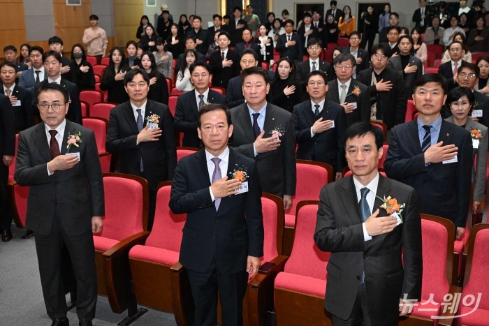 (첫 째줄 왼쪽부터)조용병 은행연합회장, 서유석 금융투자협회장, 김철주 생명보험협회 회장과 (둘 째줄 왼쪽부터)이병래 손해보험협회장, 오화경 저축은행중앙회장. 김은조 여신금융협회 전무, (셋 째줄 왼쪽부터)이석용 NH농협은행장, 노종배 농협중앙회 본부장, 유명순 씨티은행장을 비롯한 참석자들이 27일 오후 서울 여의도 금융감독원에서 열린 1사 1교 금융교육 우수사례 시상식에서 국민의례를 하고 있다. 사진=강민석 기자 kms@newsway.co.kr