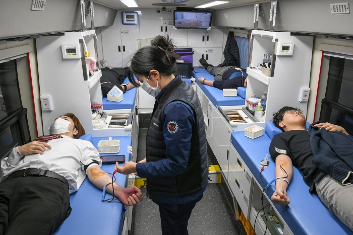 현대모비스 직원들이 헌혈 캠페인에 참여하고 있다. 사진=현대모비스 제공
