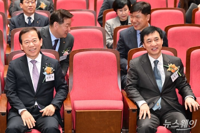 (첫 번째 줄 왼쪽부터)서유석 금융투자협회장과 김철주 생명보험협회 회장, (두 번째 줄 왼쪽부터)오화경 저축은행중앙회장과 김은조 여신금융협회 전무가 27일 오후 서울 여의도 금융감독원에서 열린 1사 1교 금융교육 우수사례 시상식에 참석해 대화를 하며 미소 짓고 있다. 사진=강민석 기자 kms@newsway.co.kr