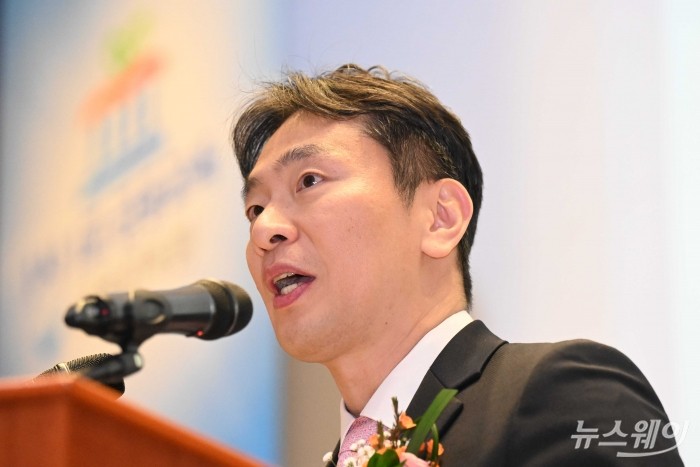 이복현 금융감독원장이 27일 오후 서울 여의도 금융감독원에서 열린 1사 1교 금융교육 우수사례 시상식에서 축사를 하고 있다. 사진=강민석 기자 kms@newsway.co.kr