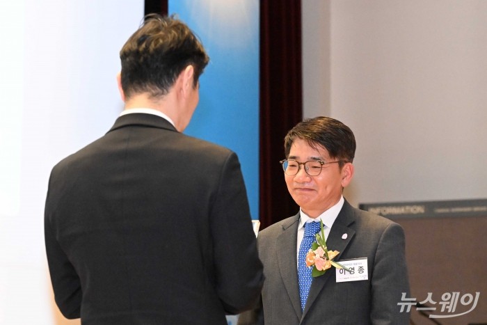 이영종 신한라이프 대표가 27일 오후 서울 여의도 금융감독원에서 열린 1사 1교 금융교육 우수사례 시상식에서 이복현 금융감독원장의 축하 인사말을 경청하던 중 미소를 짓고 있다. 사진=강민석 기자 kms@newsway.co.kr