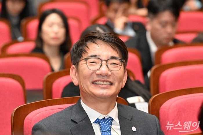 이영종 신한라이프 대표가 27일 오후 서울 여의도 금융감독원에서 열린 1사 1교 금융교육 우수사례 시상식에 참석해 미소를 짓고 있다. 사진=강민석 기자 kms@newsway.co.kr