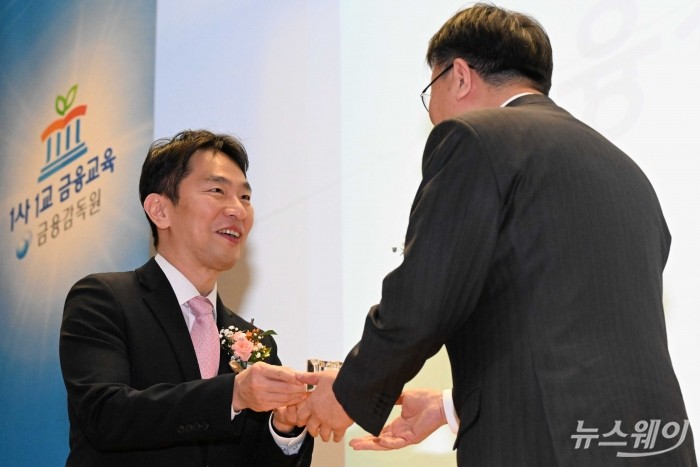 이복현 금융감독원장이 27일 오후 서울 여의도 금융감독원에서 열린 1사 1교 금융교육 우수사례 시상식에서 이재연 서민금융진흥원장 겸 신용회복위원회 위원장에게 상장을 수여하고 있다. 사진=강민석 기자 kms@newsway.co.kr